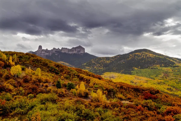 Herbstfarbe in san juan und felsige berge von colorado — Stockfoto