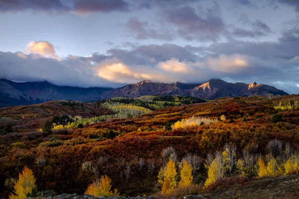 リッジウェイとテルル化の近くのコロラド州のサンファンの秋の色 — ストック写真