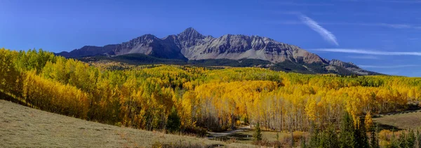 Herbstfarbe in san juan und felsige berge von colorado — Stockfoto