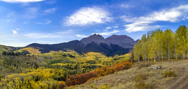 Herbstfarbe in san juan und felsige berge von colorado — Stockfoto