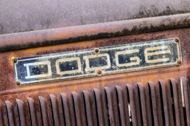 Yıpranmış Dodge kamyon tabelasının yakın çekim