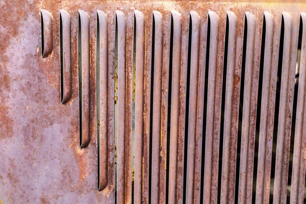 Передня частина вивітрюваного старого радіатора — стокове фото