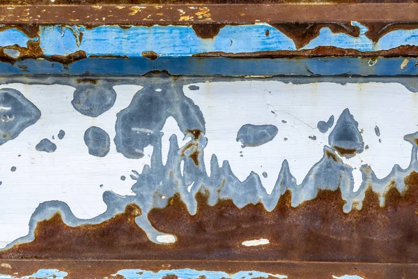 Закрытие потертой и проржавевшей металлической стены — стоковое фото