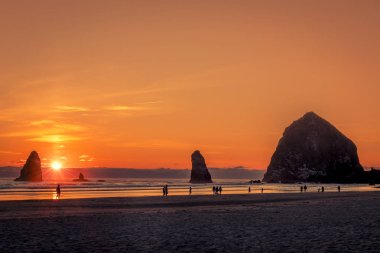 Cannon Beach Oregon'da renkli gün batımı