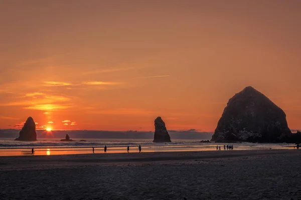 Colorido atardecer en Cannon Beach Oregon — Foto de Stock