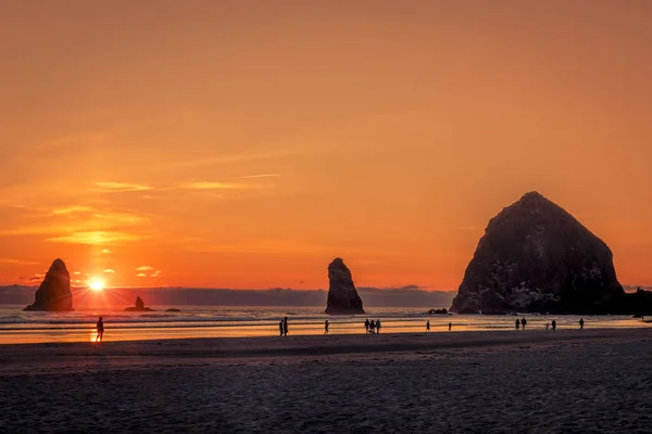 Barevný západ slunce na Cannon Beach Oregon — Stock fotografie