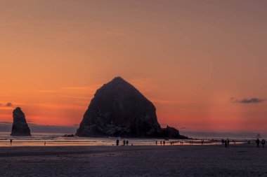Cannon Beach Oregon'da renkli gün batımı