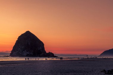Cannon Beach Oregon'da renkli gün batımı