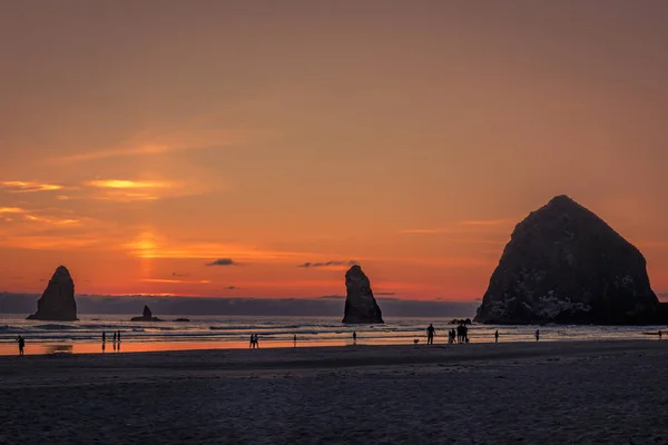 Pôr-do-sol colorido em Cannon Beach Oregon — Fotografia de Stock