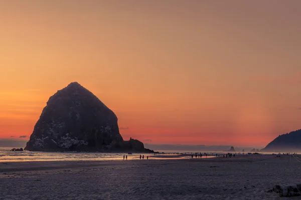 Colorido atardecer en Cannon Beach Oregon — Foto de Stock