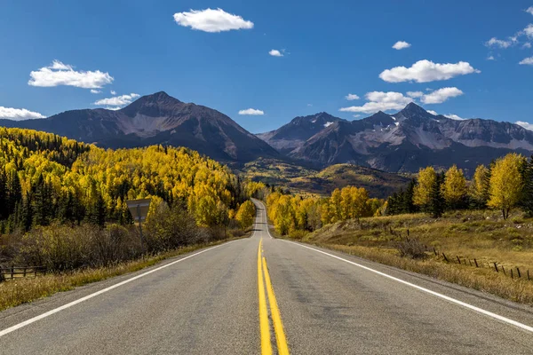 San Juan malerische Nebenstraße in der Nähe von Telluride Colorado an einem Herbsttag — Stockfoto