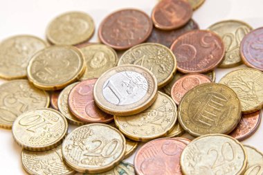 hafif bir arka plan üzerinde euro sikke fotoğrafı