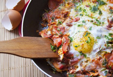 kahvaltıda domates ve otlar ile kızarmış yumurta