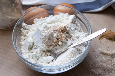 un ve tarçın. Kahverengi şeker ve kaşık