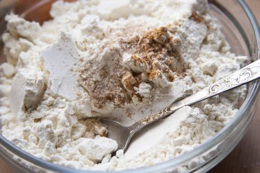 un ve tarçın. Kahverengi şeker ve kaşık