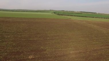 Uçuş pulluk alanın üzerinde. kuş görünümü göz.