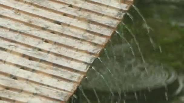 A água está derramando do telhado na chuva — Vídeo de Stock
