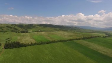 Bir kuş-göz görüş-çekim dağlarla çevrili endüstriyel alanlar.
