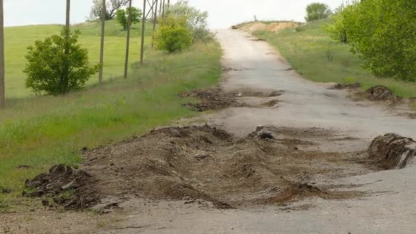 Grandes buracos em uma estrada de terra — Vídeo de Stock