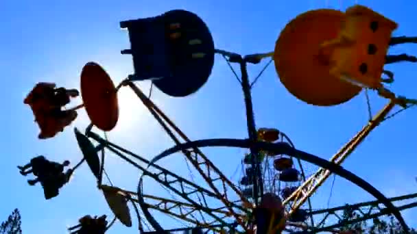 Carousel twists around the circle of visitors to the booth. — Stock Video