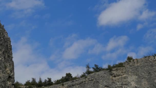 Быстрые белые облака над скалами — стоковое видео
