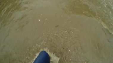 Bir adam yolun su geçiyor