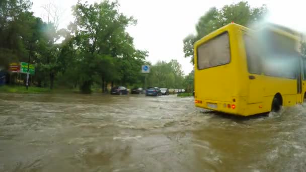 Maszyny podzielić na drodze z zalanych wodą — Wideo stockowe
