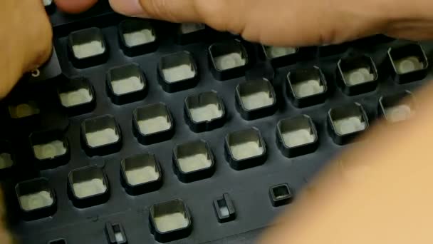 The hands set the buttons to the keyboard — Stock Video