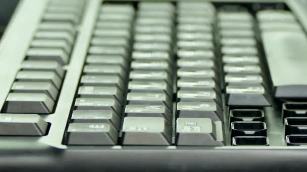 Руки заканчивают сборку клавиатуры . — стоковое видео