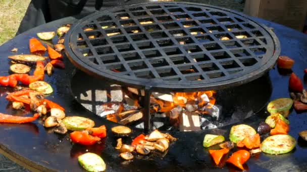 Matlagning grönsaker på gatan grill — Stockvideo