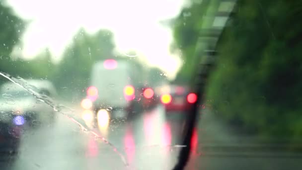 挡风玻璃雨刷除去挡风玻璃上的雨滴 — 图库视频影像