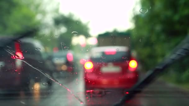 Auto je v dopravní zácpě v dešti — Stock video