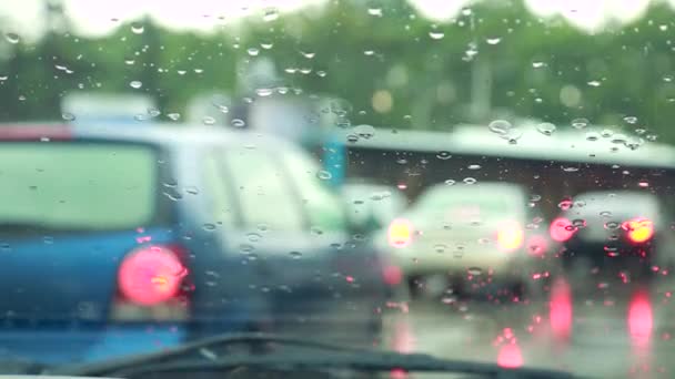 O carro se move através da cidade durante a chuva . — Vídeo de Stock