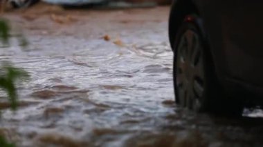 Arabada su dolu bir yolda taşır. Ağır çekim.
