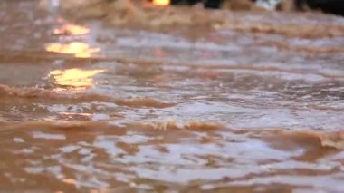 Makineleri yolun sular altında bir bölüm taşıyın. Ağır çekim.