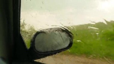 Damla akış aşağı yağmur sırasında cam araba