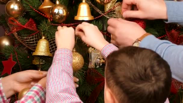 Die ganze Familie schmückt den Weihnachtsbaum. — Stockvideo