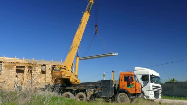 Żuraw samojezdny przenosi betonowej — Wideo stockowe