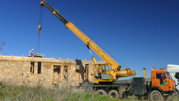 Truck crane stackar betongplattor — Stockvideo