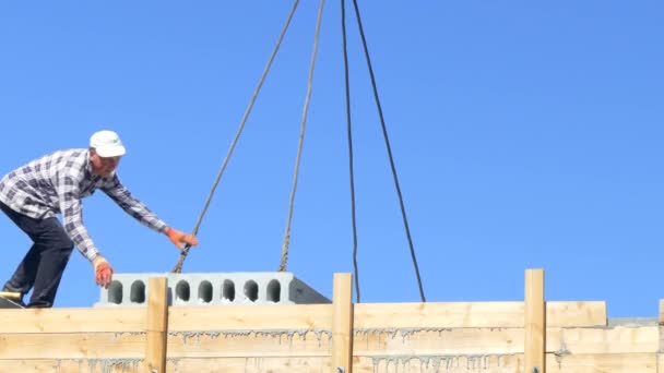 Män hänga en betongplatta på en mobilkran — Stockvideo