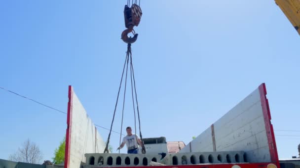 Desde el cuerpo se levanta una losa de hormigón en la grúa del camión — Vídeos de Stock