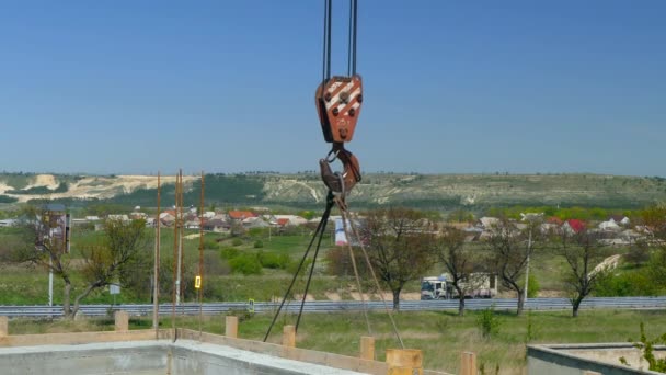 Le crochet de la grue de camion tient une dalle de béton — Video