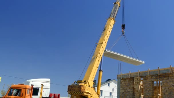 Mobiele Kraan Brengt Betonplaat Naar Het Gebouw Van Het Lichaam — Stockvideo