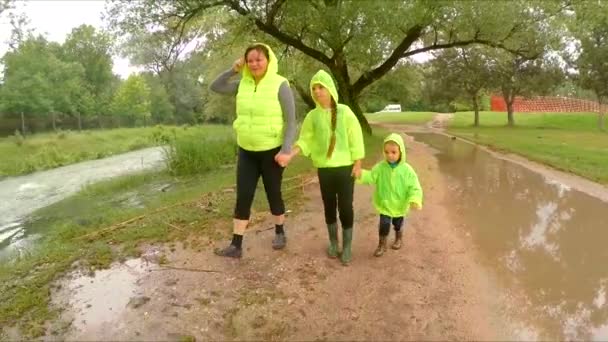 La familia salió a caminar después de la lluvia. . — Vídeo de stock