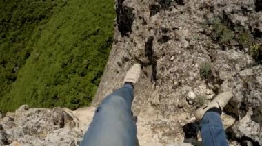 Uçurumdan sarkan bacakları