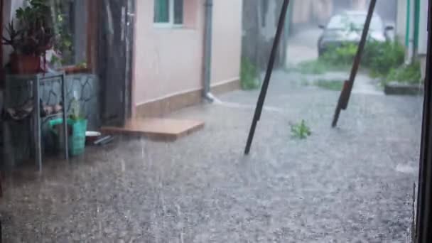 Sokağa soy şiddetli yağmur — Stok video