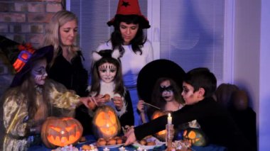 Çocuk kostümleri tatlılar paylaşmak