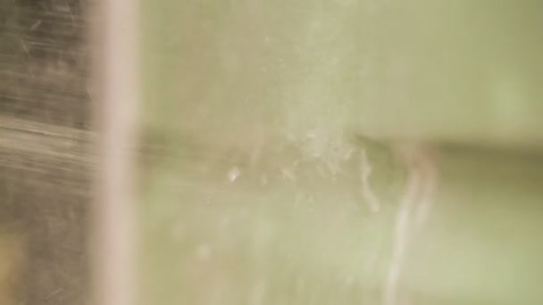 Un jet d'eau qui bat nettoie la mousse du mur 