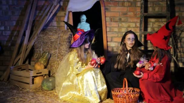 Дети в костюмах на Хэллоуин боятся мумий и убегают. — стоковое видео