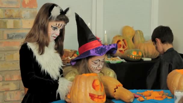 Children in suits make pumpkins — Stock Video